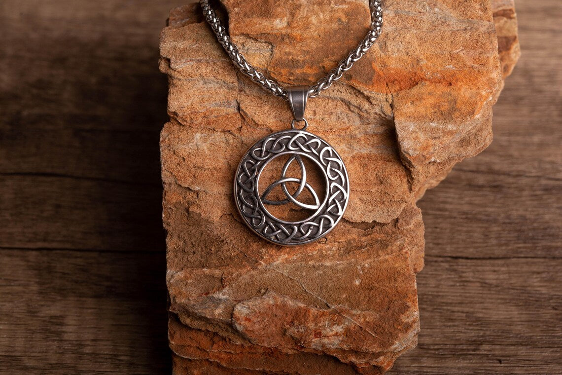 Triquetra necklace • 5-7 days delivery guarantee