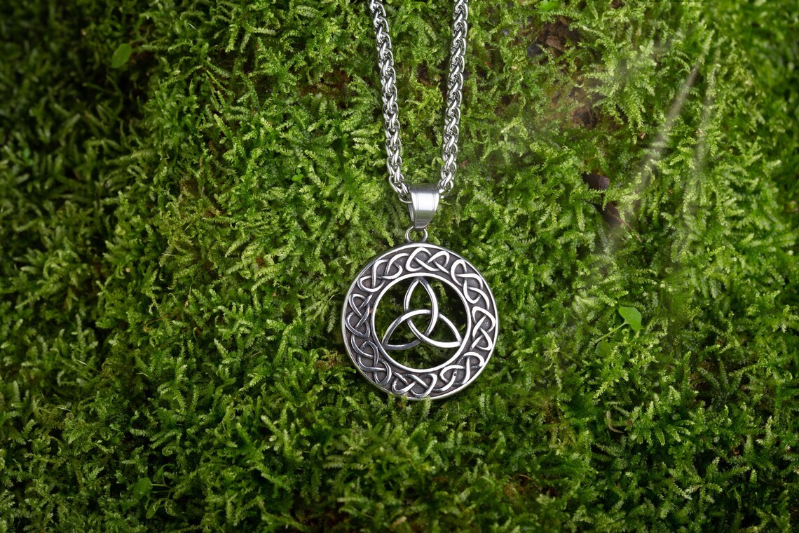 Triquetra necklace • 5-7 days delivery guarantee