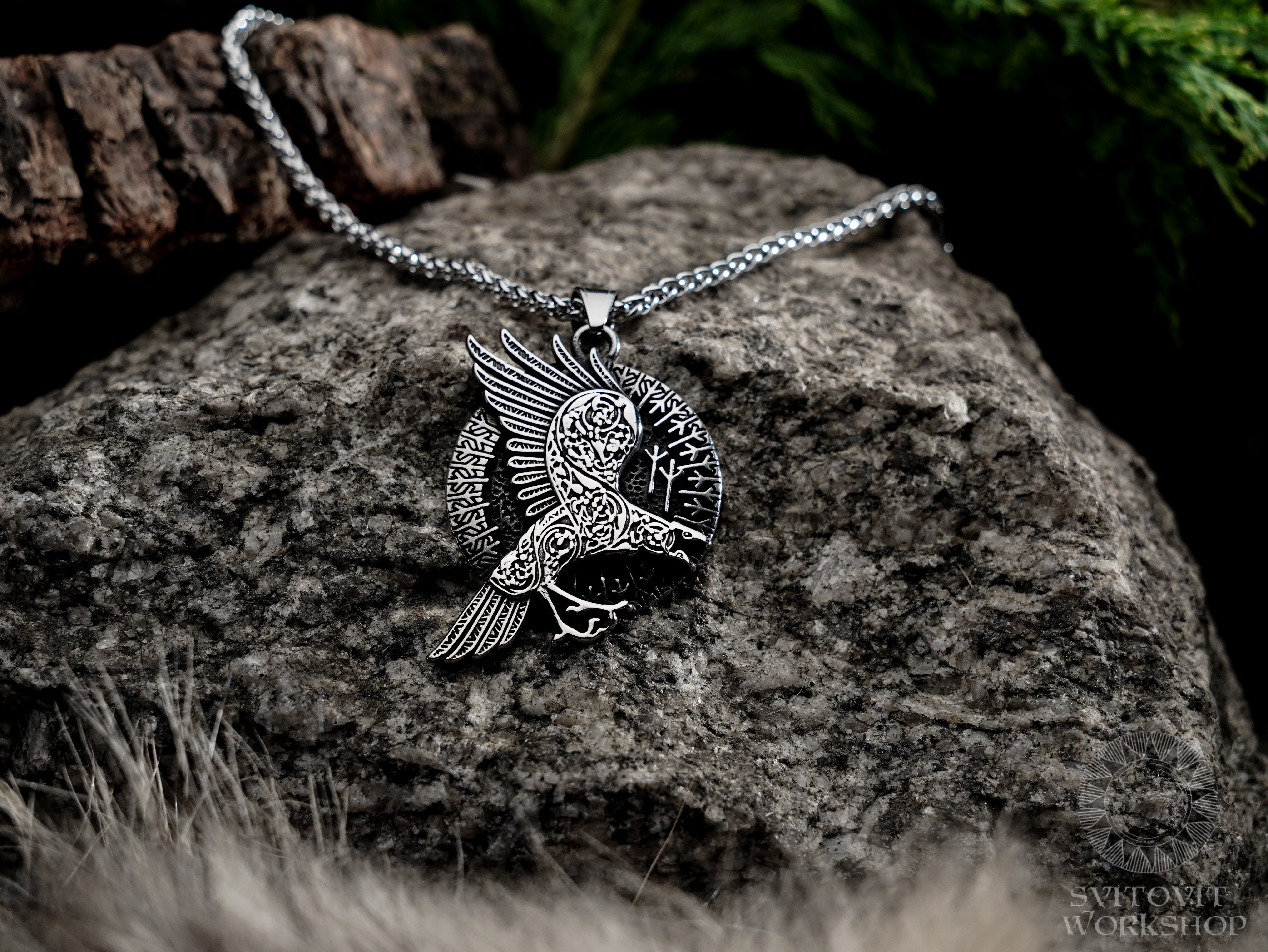 Nordic Raven necklace • 5-7 days delivery guarantee