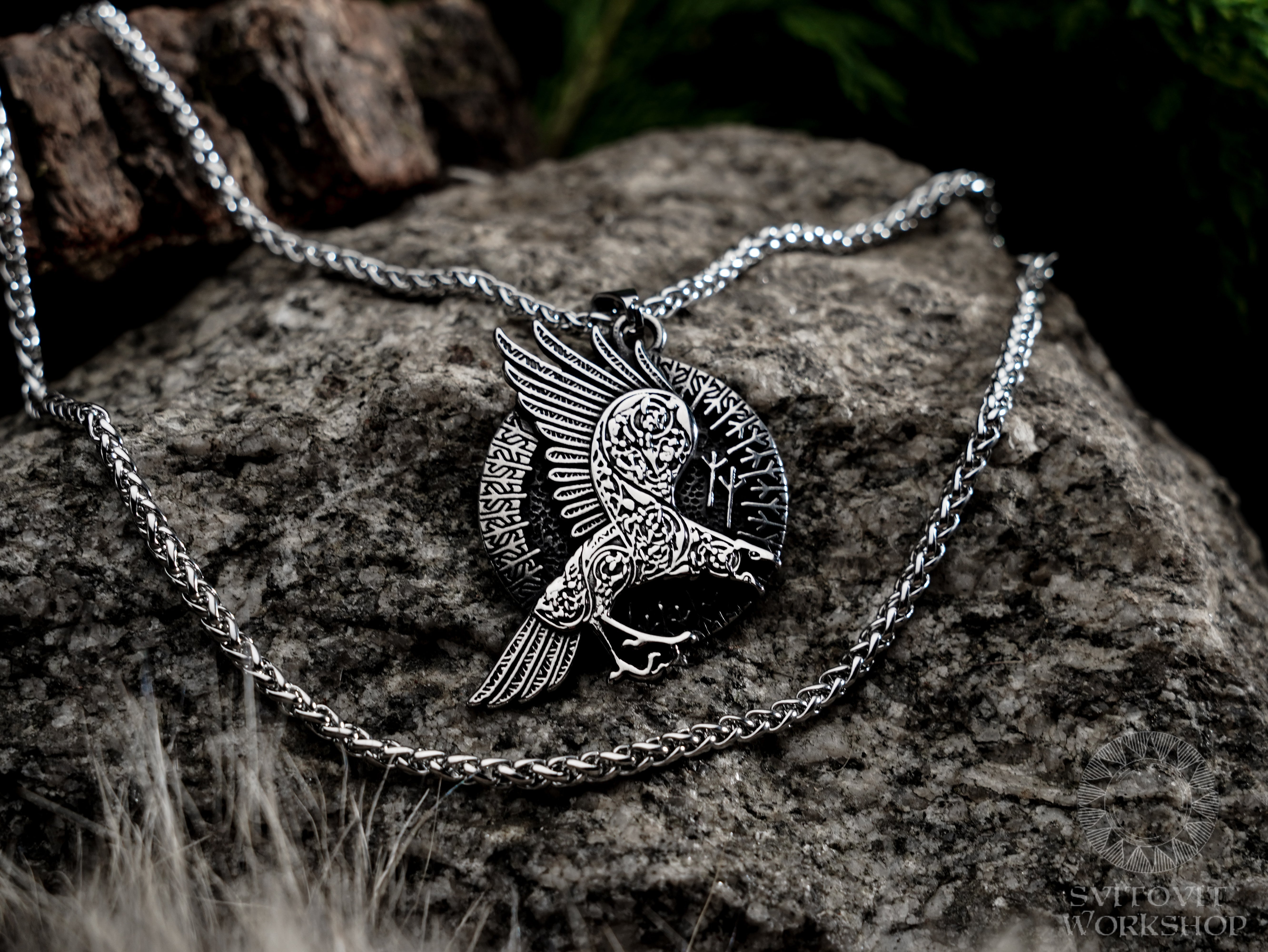 Nordic Raven necklace • 5-7 days delivery guarantee