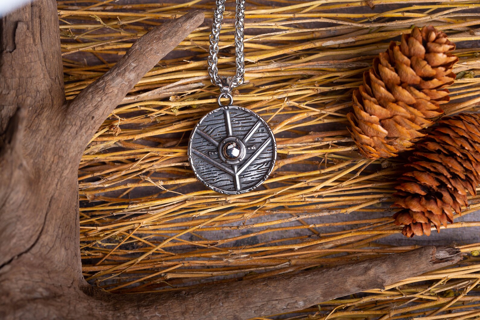 Viking Shield necklace • 5-7 days delivery guarantee