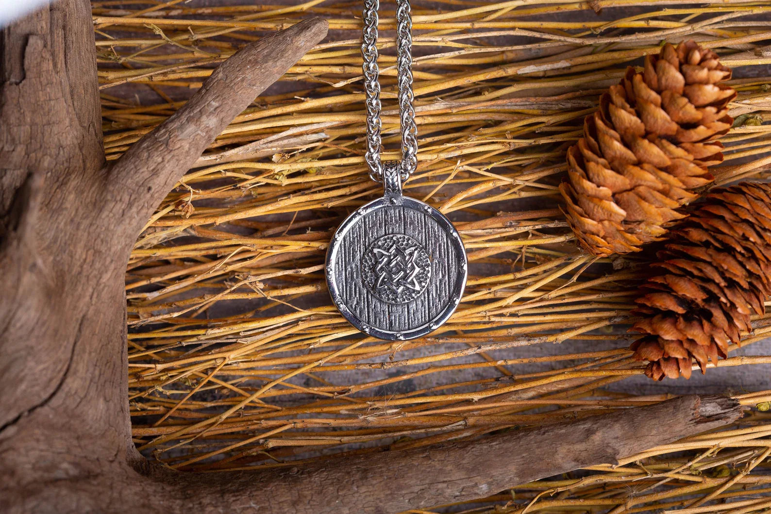 Slavic Knot Shield necklace • 5-7 days delivery guarantee