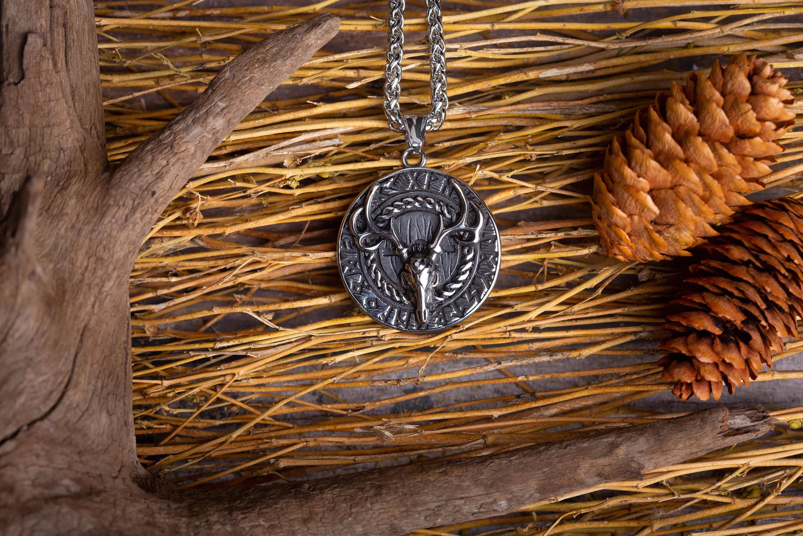 Norse Stag necklace • 5-7 days delivery guarantee