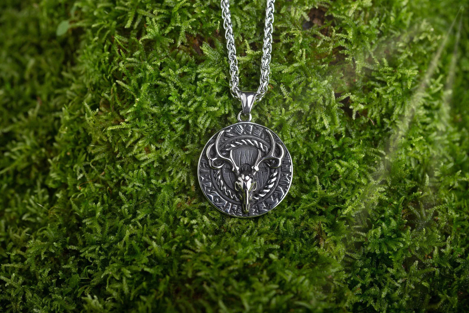 Norse Stag necklace • 5-7 days delivery guarantee