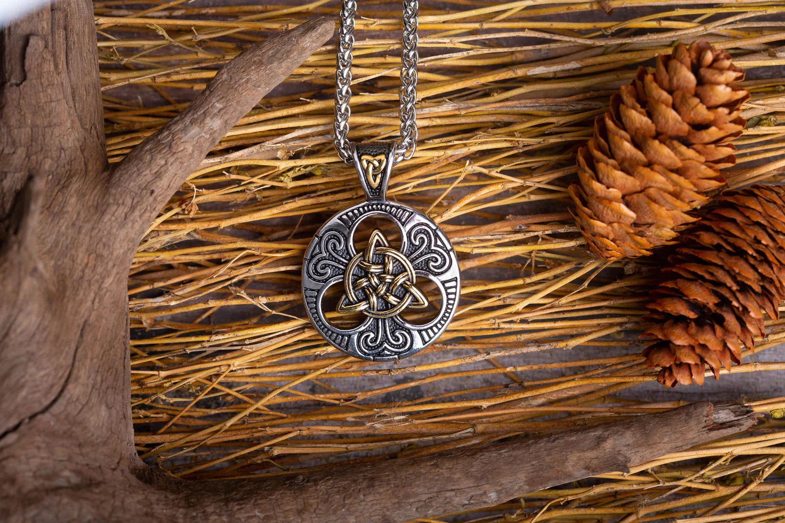 Celtic Triquetra necklace • 5-7 days delivery guarantee