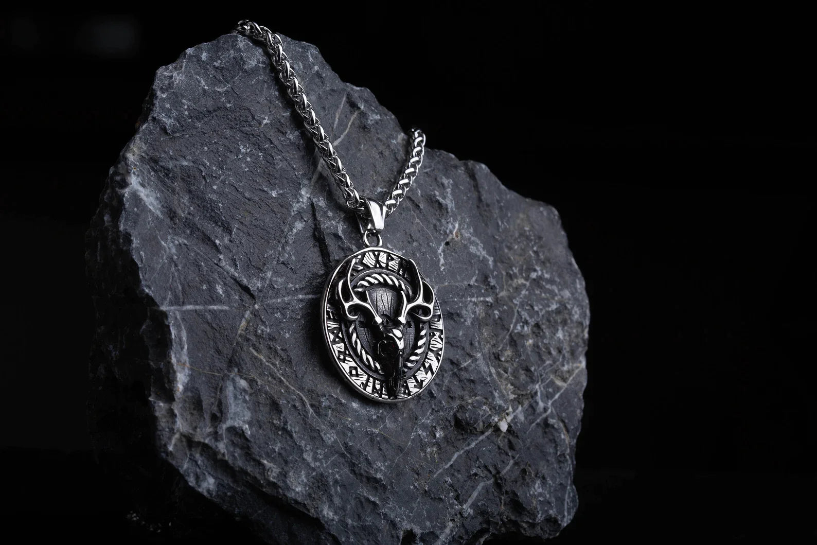 Norse Stag necklace • 5-7 days delivery guarantee