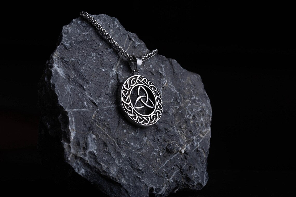 Triquetra necklace • 5-7 days delivery guarantee
