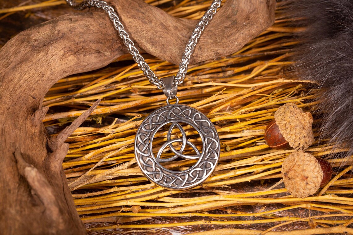 Triquetra necklace • 5-7 days delivery guarantee