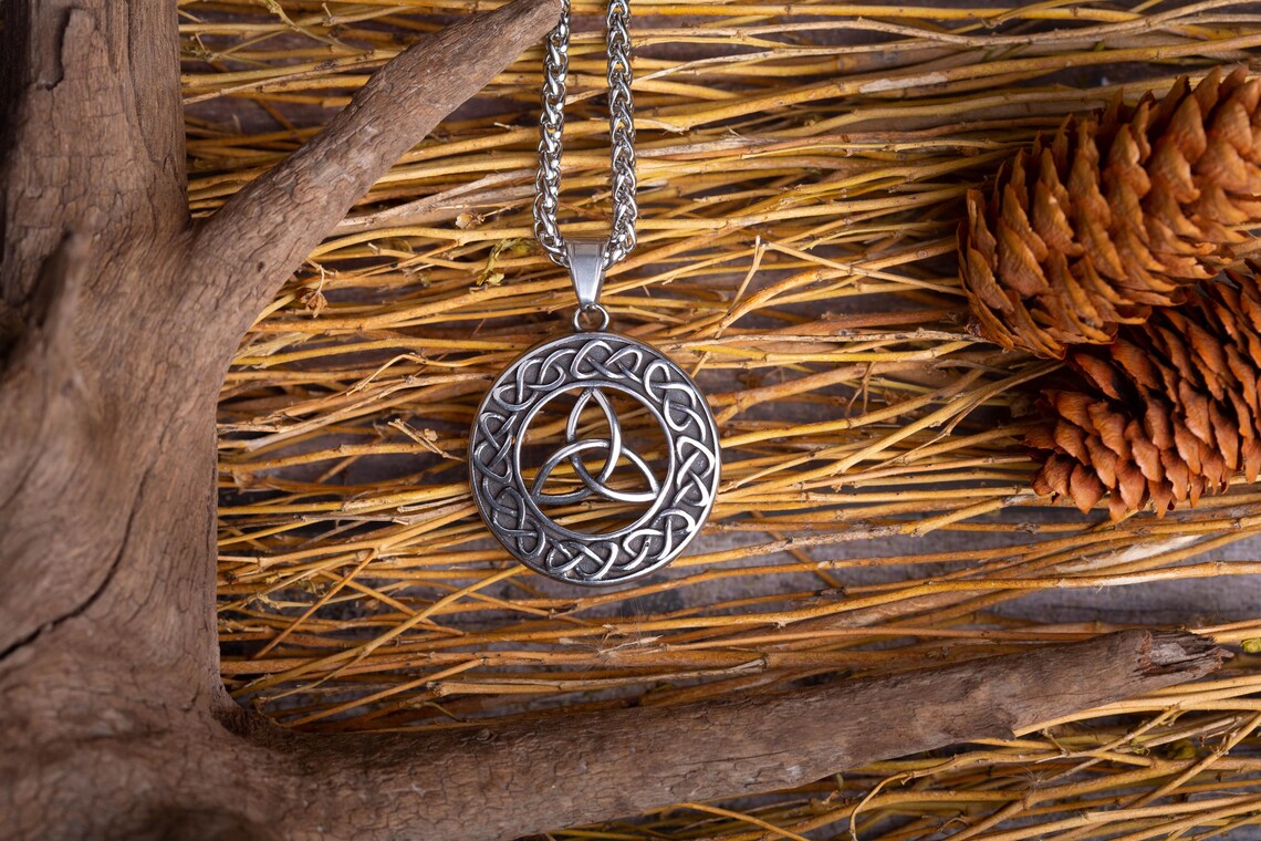 Triquetra necklace • 5-7 days delivery guarantee