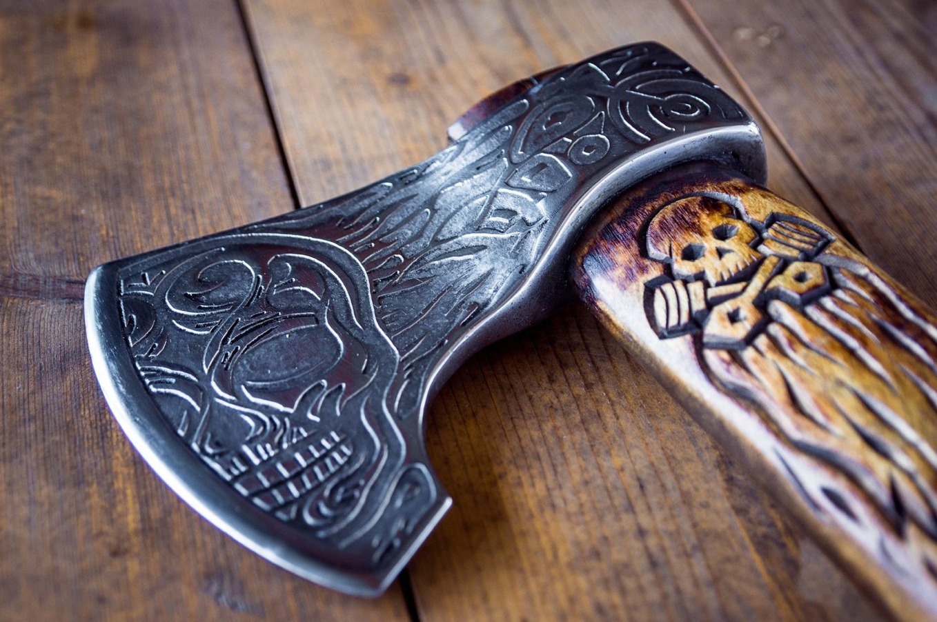 Engraved axe - SKULL - Valhallaworld