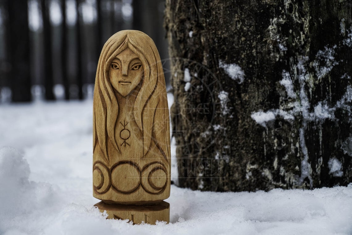 Luna statue