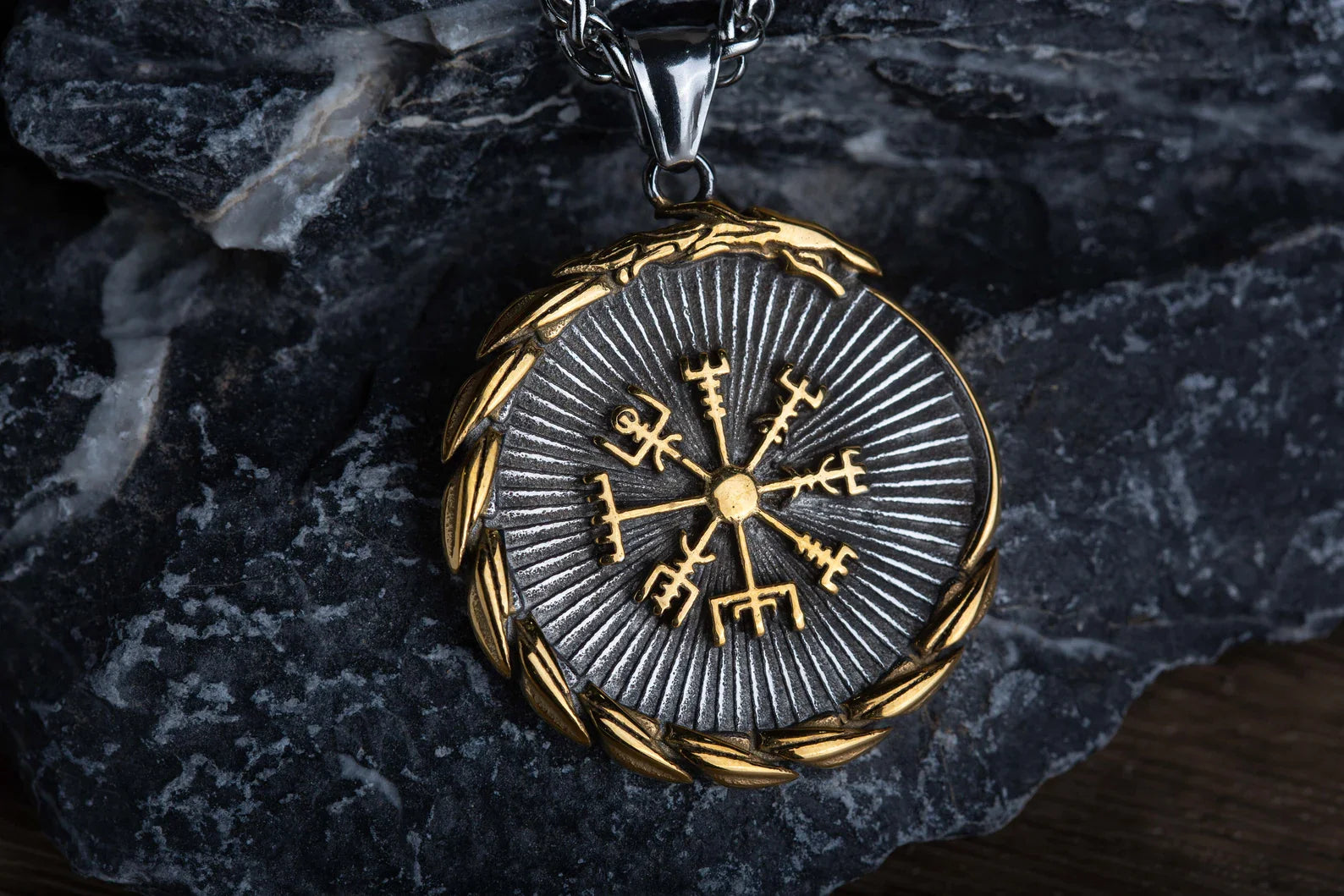 Valknut necklace • 5-7 days delivery guarantee