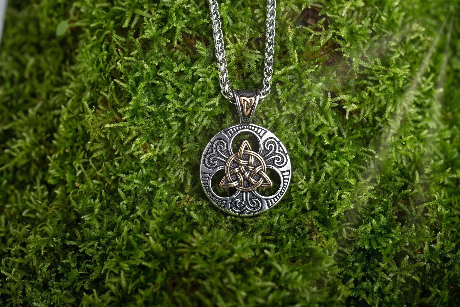 Celtic Triquetra necklace • 5-7 days delivery guarantee