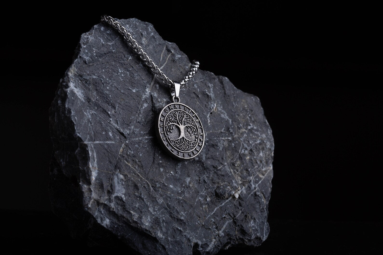 Runic Yggdrasil necklace • 5-7 days delivery guarantee