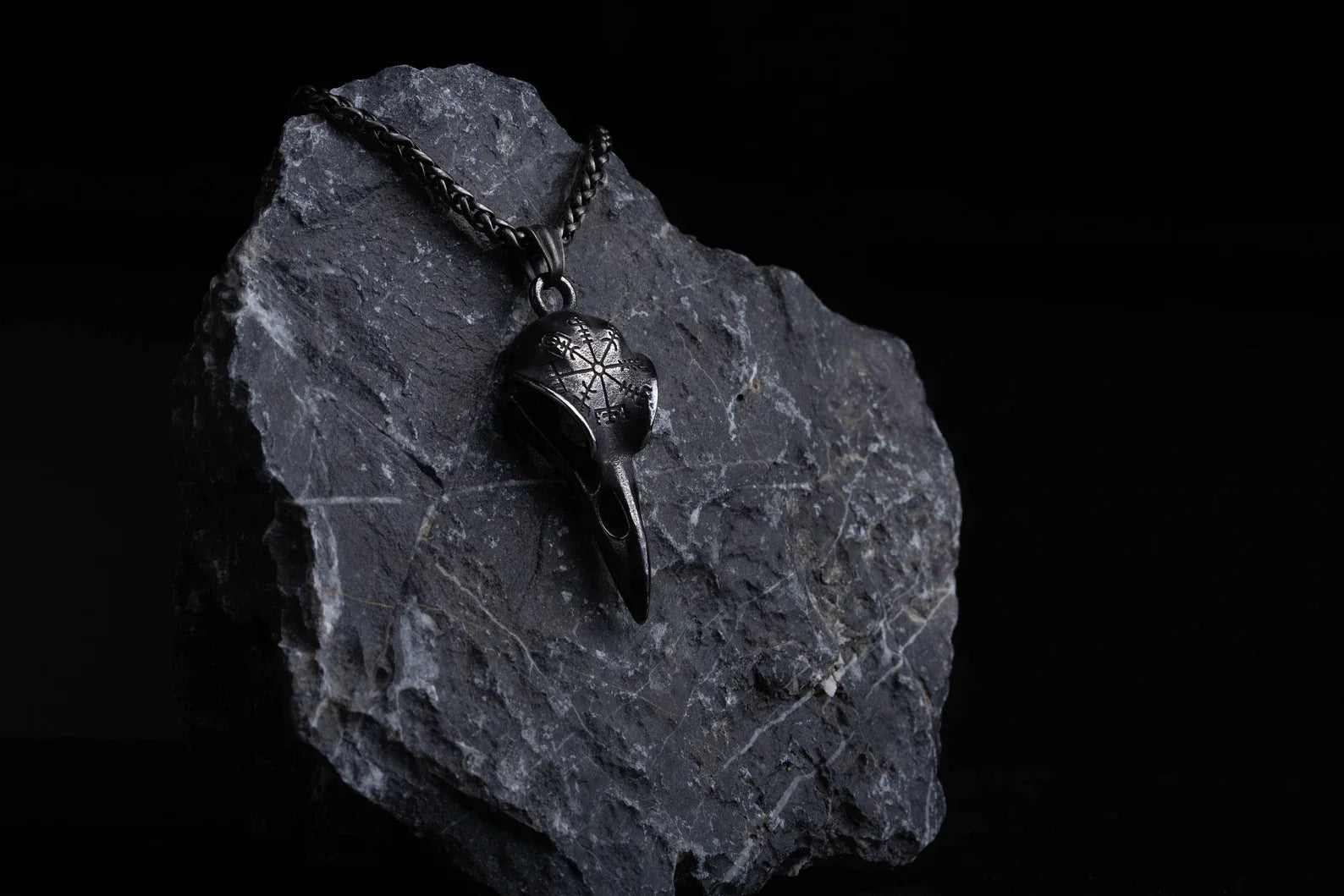 Raven Skull necklace • 5-7 days delivery guarantee