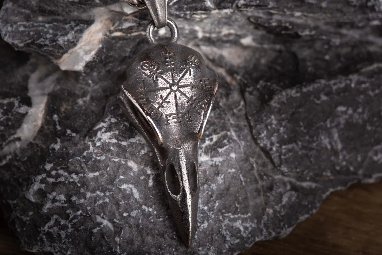 Raven Skull necklace • 5-7 days delivery guarantee