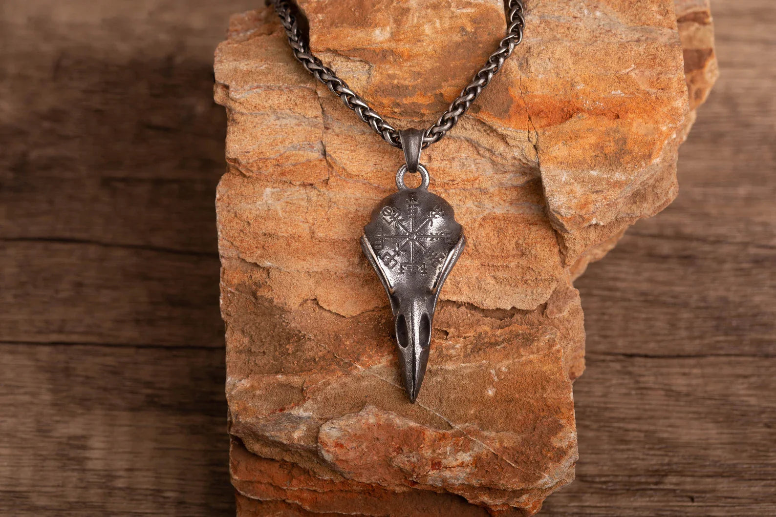 Raven Skull necklace • 5-7 days delivery guarantee