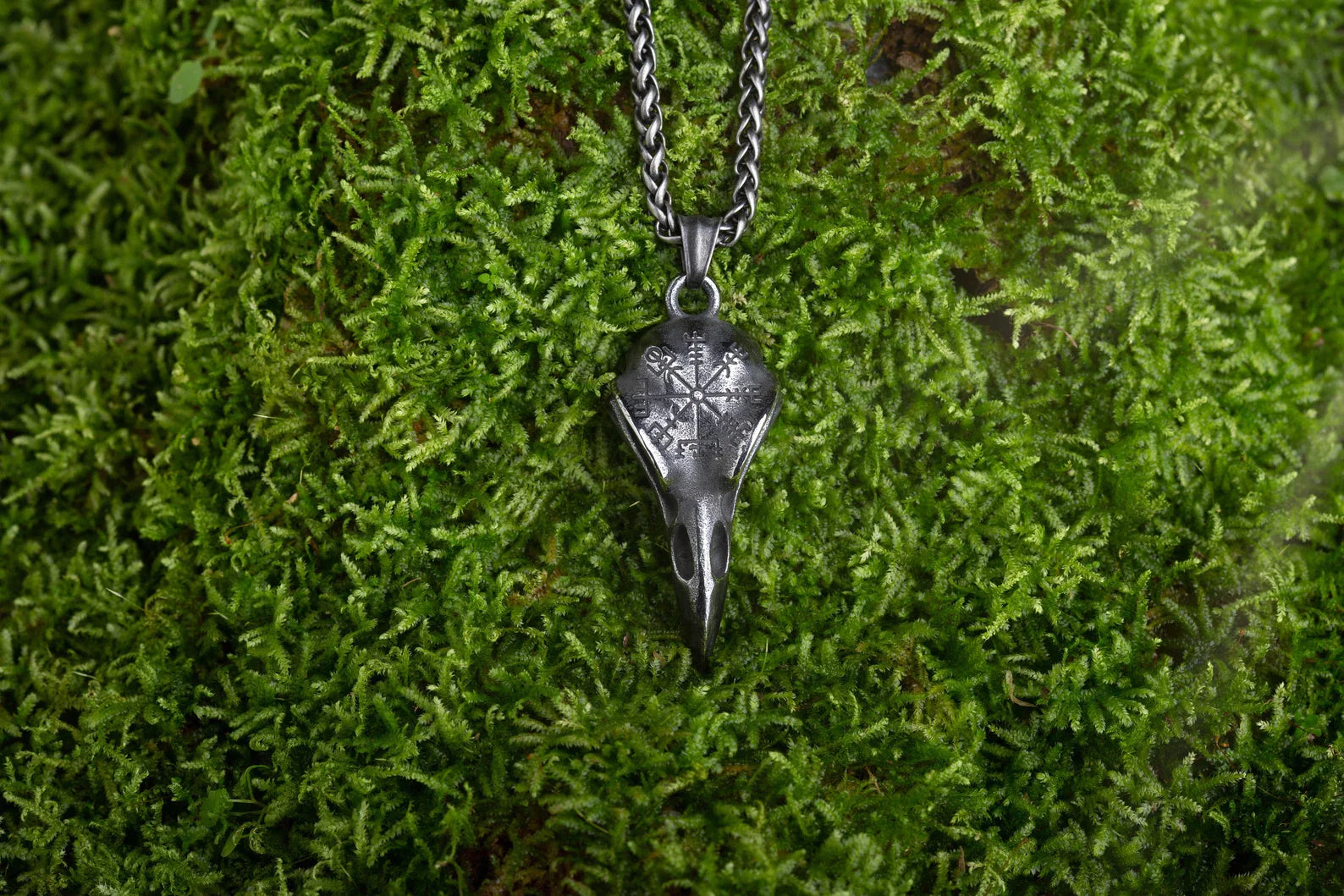 Raven Skull necklace • 5-7 days delivery guarantee