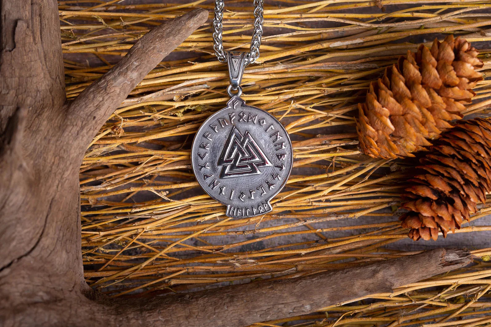 Fenrir necklace • 5-7 days delivery guarantee