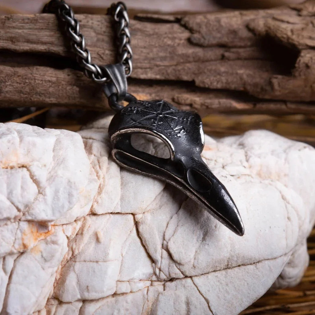 Raven Skull necklace • 5-7 days delivery guarantee