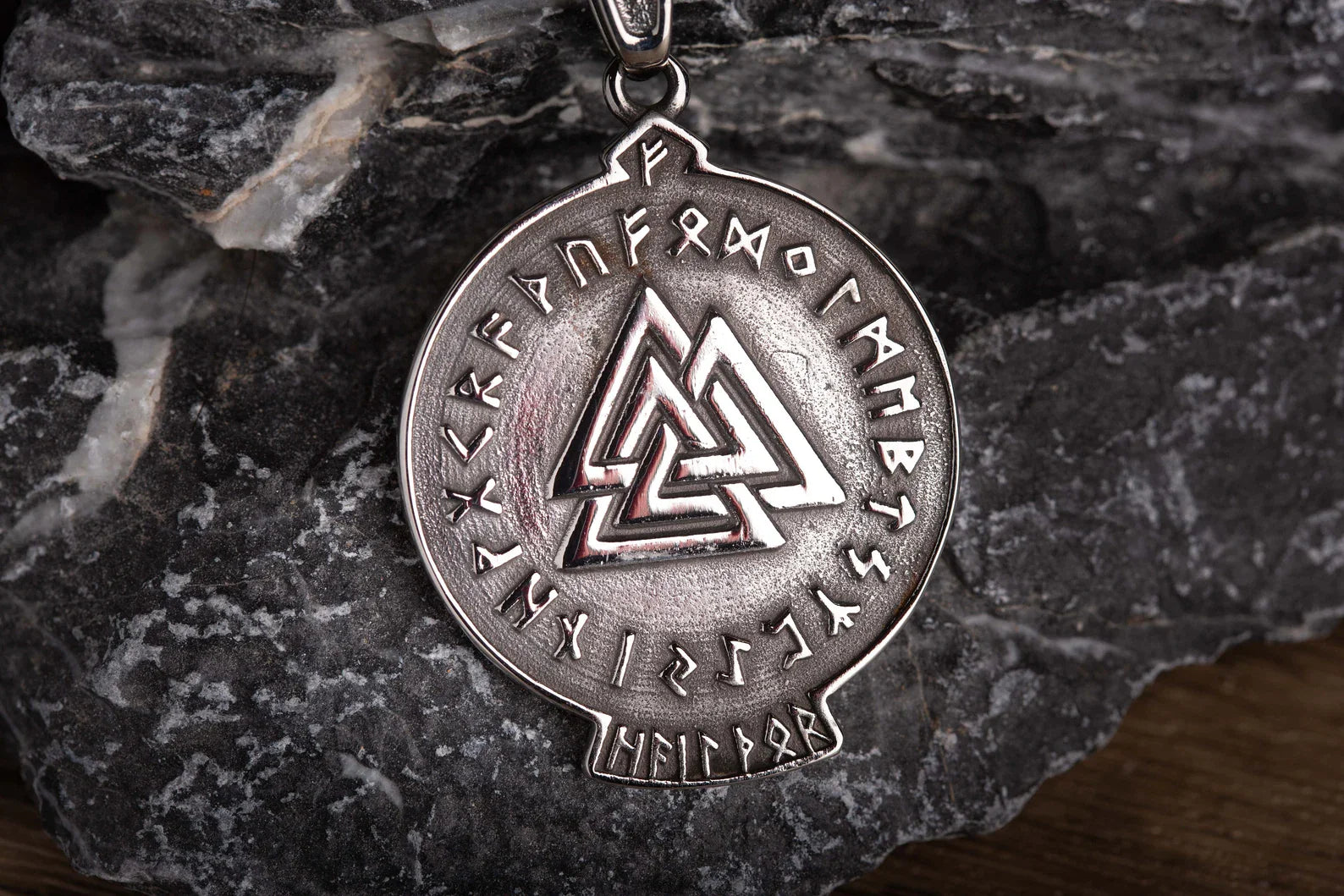 Fenrir necklace • 5-7 days delivery guarantee