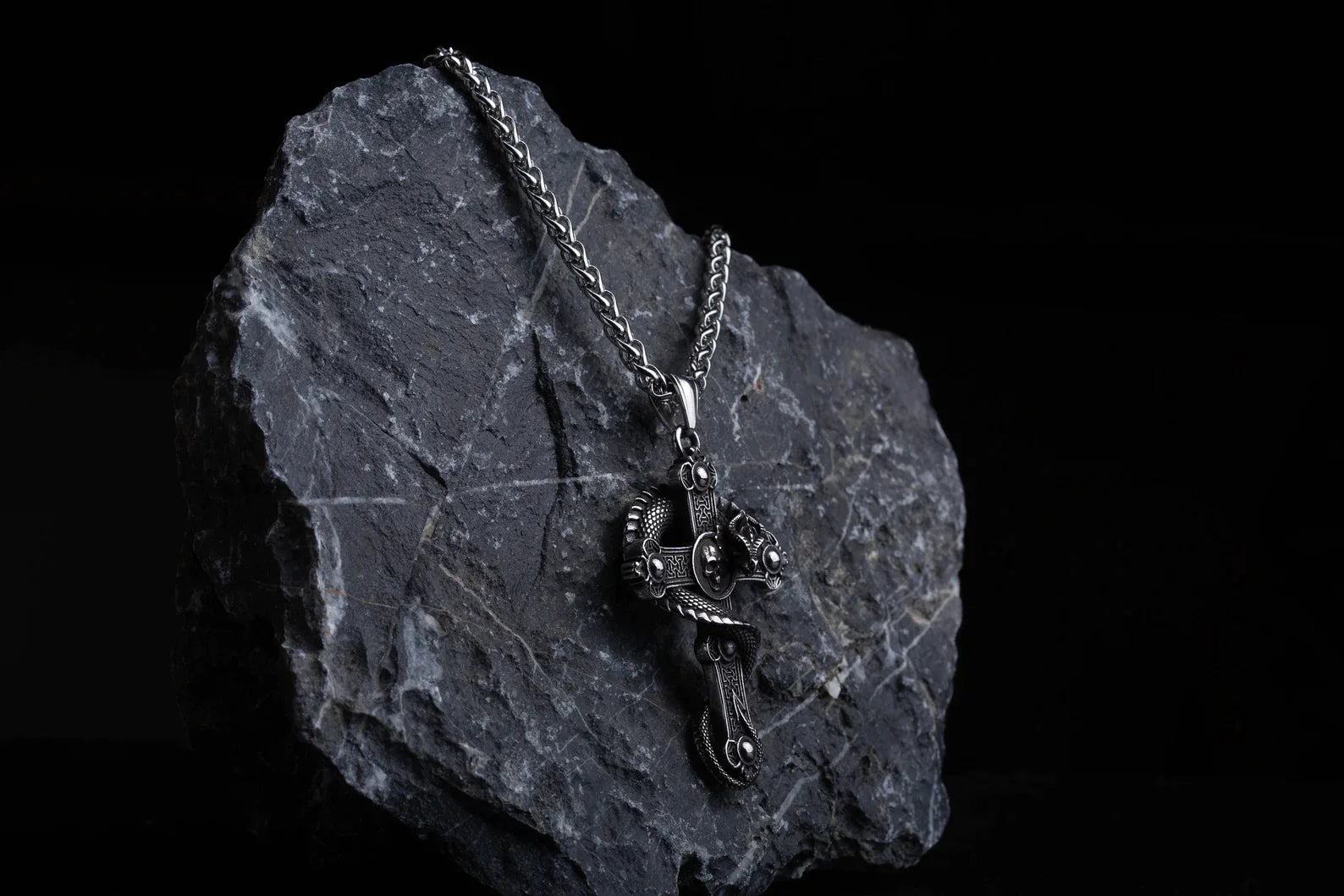 Skull Cross necklace, 5-7 days delivery guarantee
