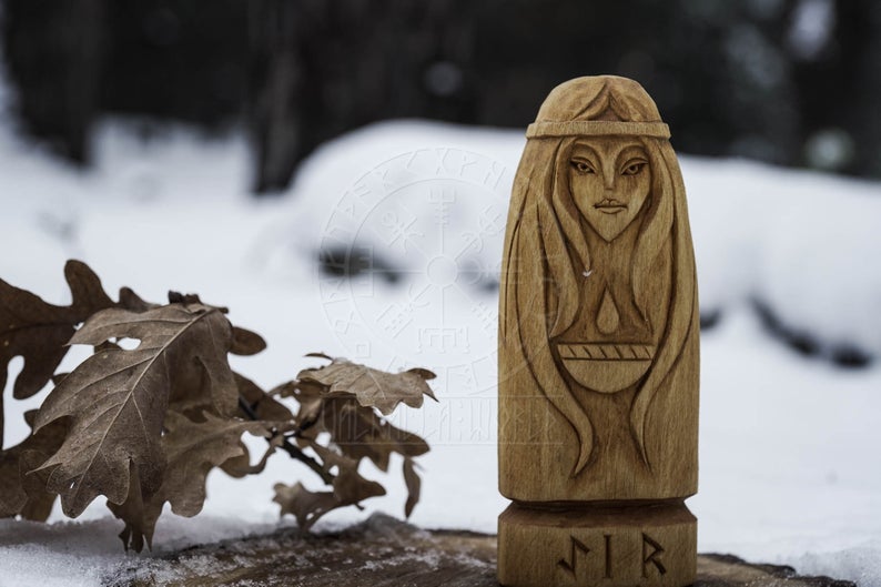 Eir viking statue