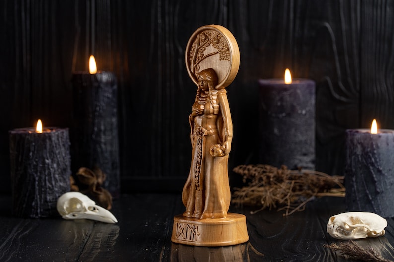 Idunn norse statue