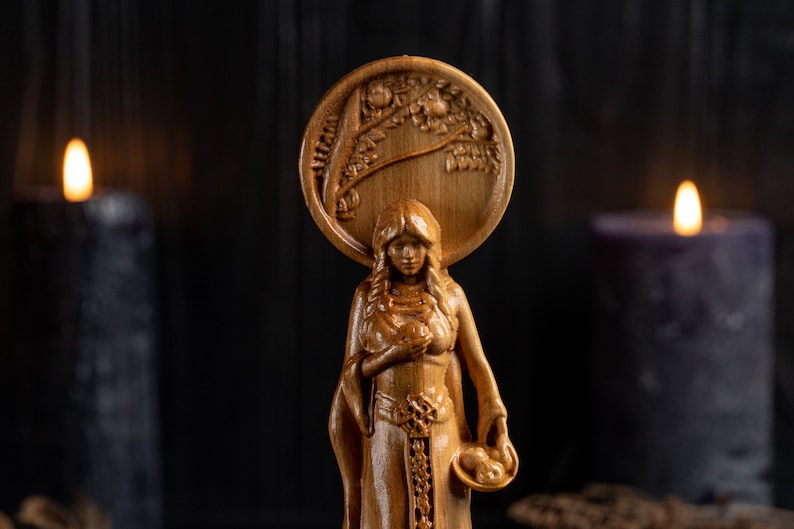 Wooden idunn statue