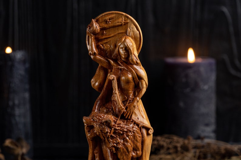 Skadi altar statue